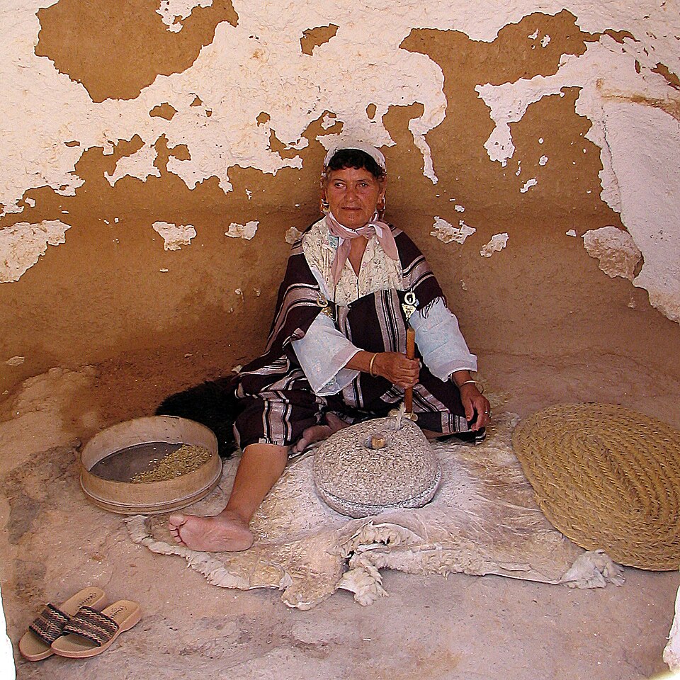 File:Berber woman in Tunisian desert.jpg